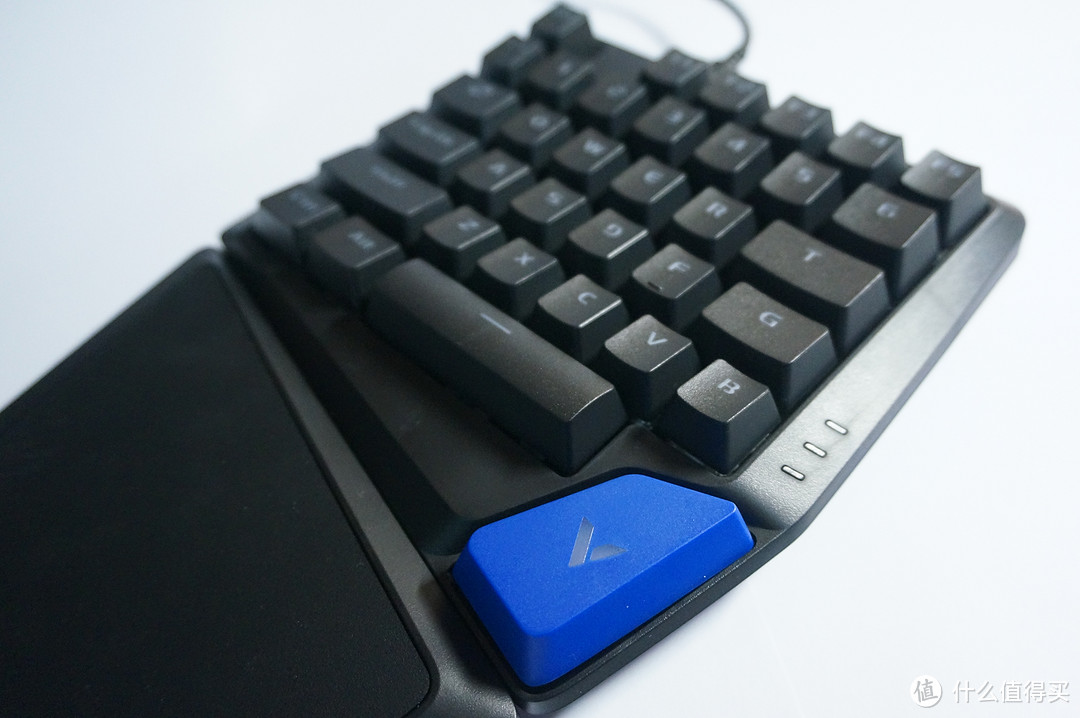 上分吃鸡利器！雷柏V550单手RGB幻彩灯光游戏机械键盘开箱