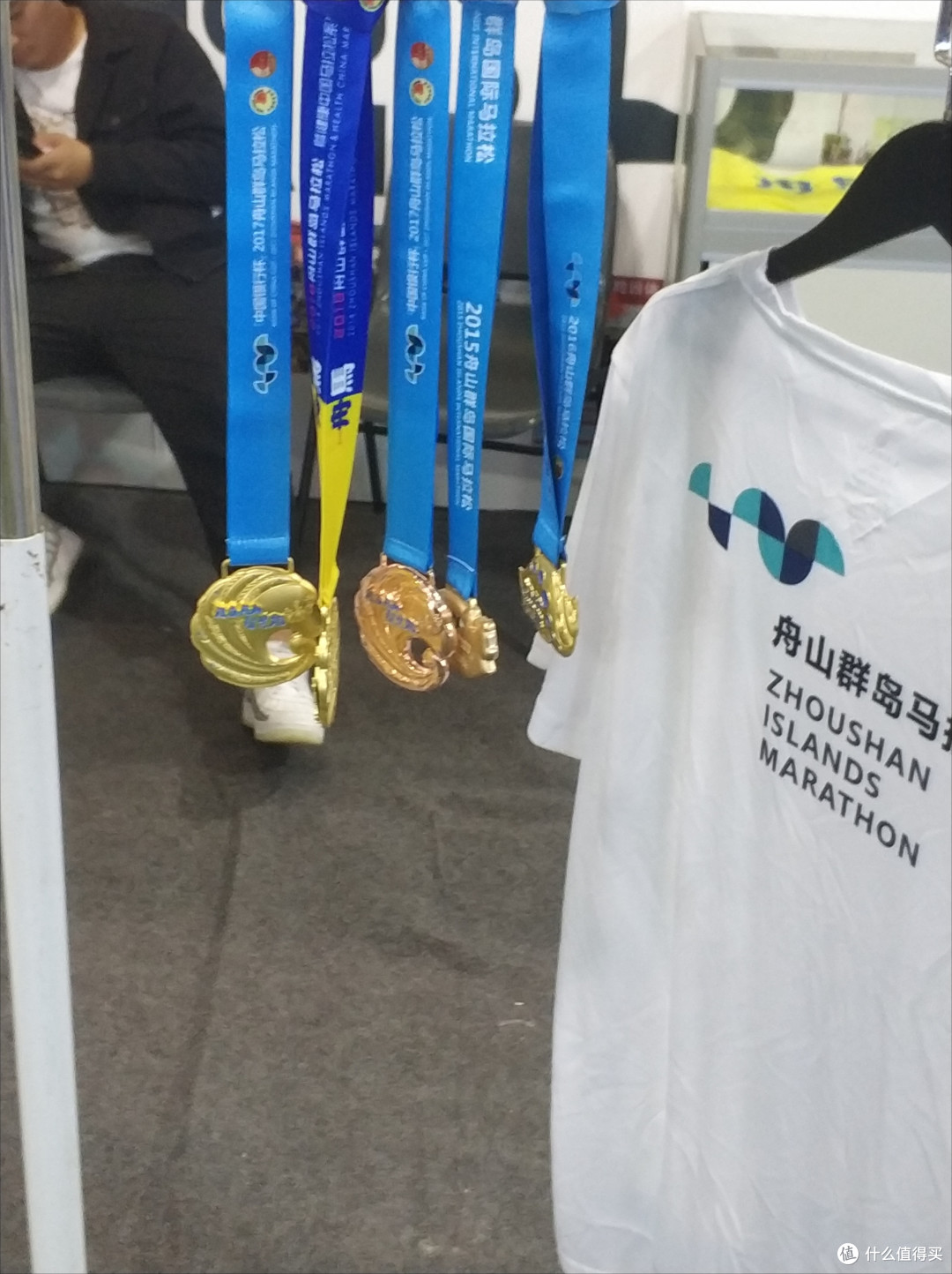 舟山群岛马拉松的奖牌,设计也相当不错,听说赛事口碑也不错