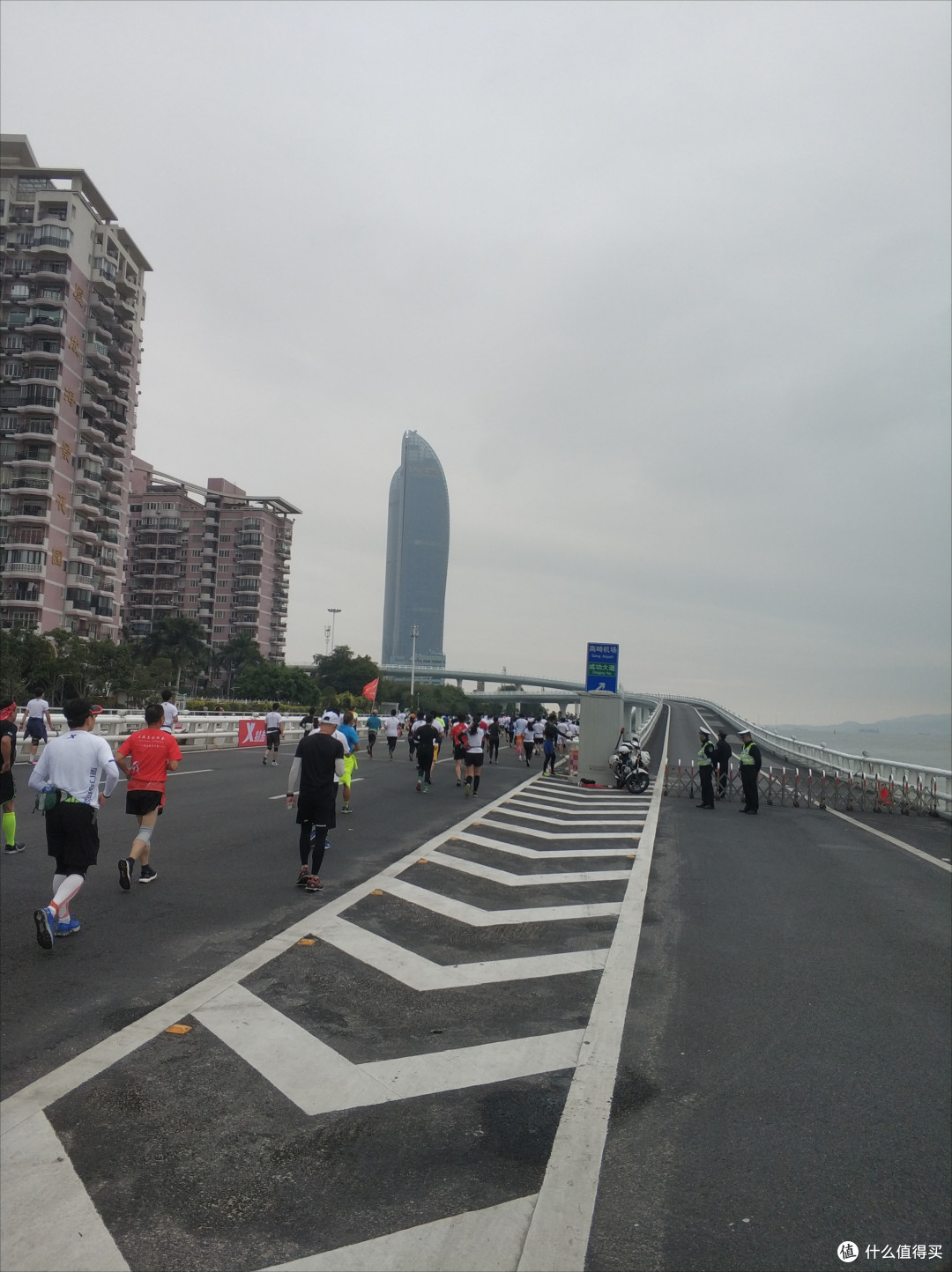 返程的大桥有点虐,挺多人都改跑为走