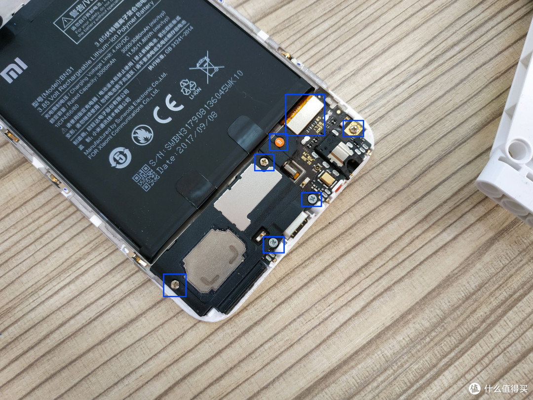 小米5x小米5x拆卸的最后步骤来到了电池的拆卸,用镊子夹住电池背胶的
