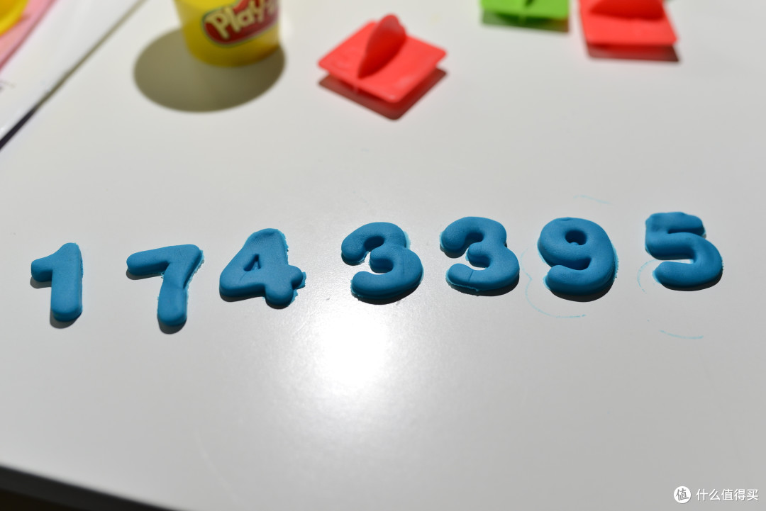 彩泥拿掉 就剩下数字了再试试拿下来看看,数字就留在上面了扣上模具用