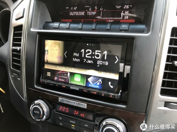 来个大特写，手机开启了CARPLAY，正在播放酷狗音乐，酷狗上的音乐封面也同时显示在屏幕上了