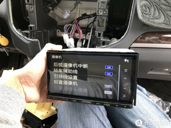 先不急着装面框，把建伍9016S与原车功放喇叭线、倒车后视线等连接好，开机试机，屏幕是高清电容屏，亮度很够，没有国产机的那种严重反光现象