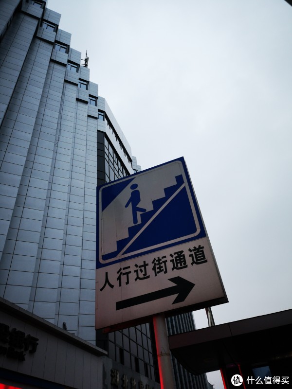 阴天指示牌