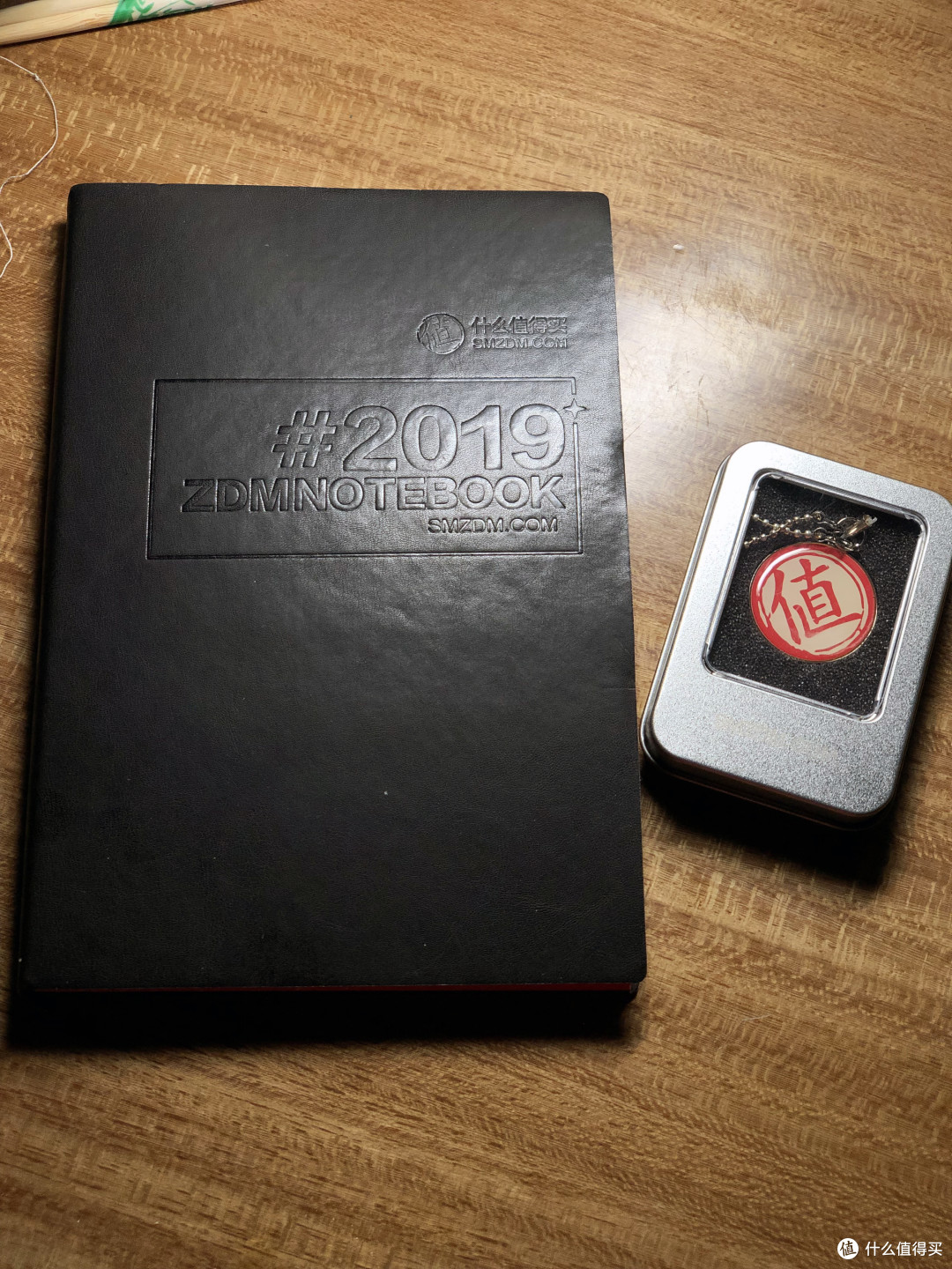 今年的封皮是黑色的，不再是去年那个经典的红色，看上去更沉稳。纸张的侧边是红色，有点小闷骚