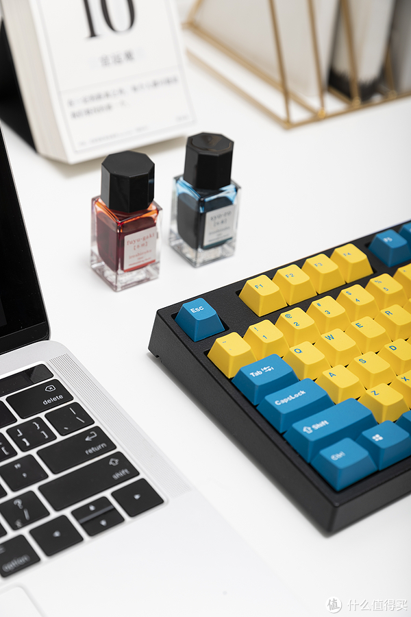 蓝黄配色也不是一个新奇的配色，但是放在键盘上面的确是很少