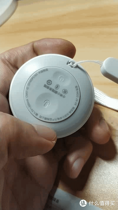 硅胶底座停柔软，防滑效果还不错，跟两个功能按键，开关机加音频