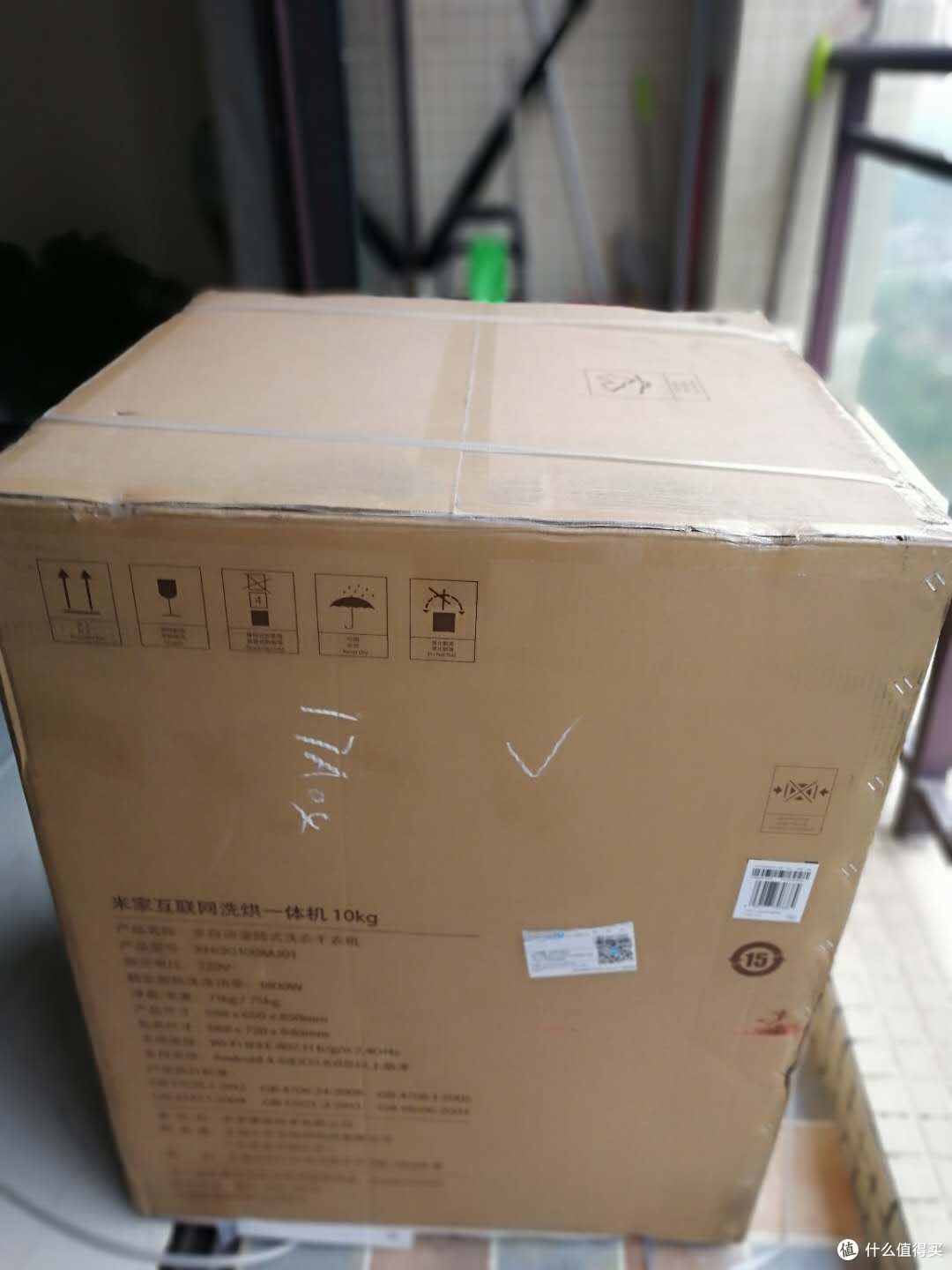 到货的大箱子,送货员很贴心的放到了阳台上