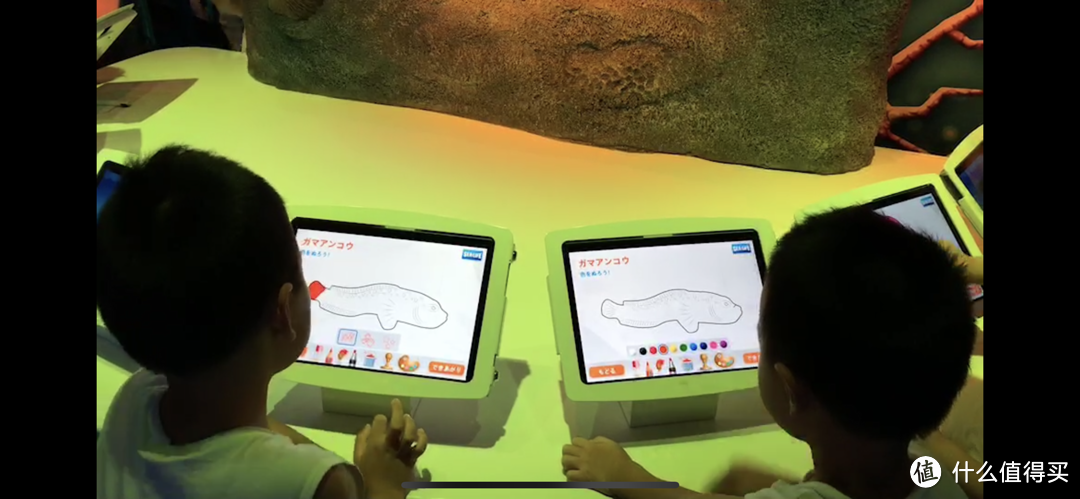孩子们很喜欢的是这个给鱼涂色、然后通过AR技术让鱼从小屏幕游到大屏幕里的游戏。