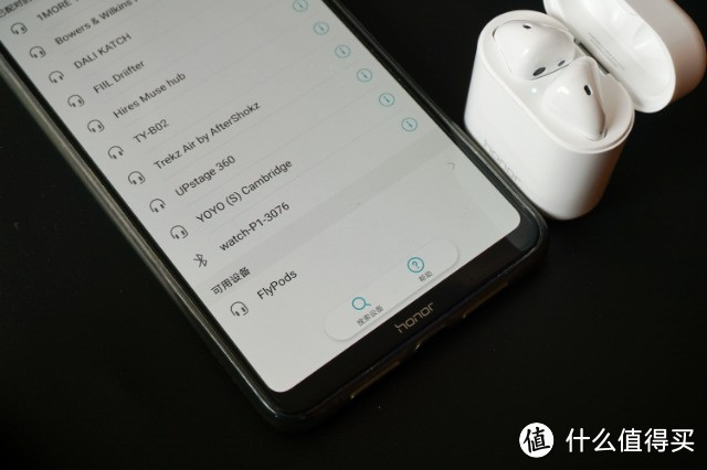 用AirPods的妹子亲测荣耀FlyPods后，就向朋友安利了这款无线耳机