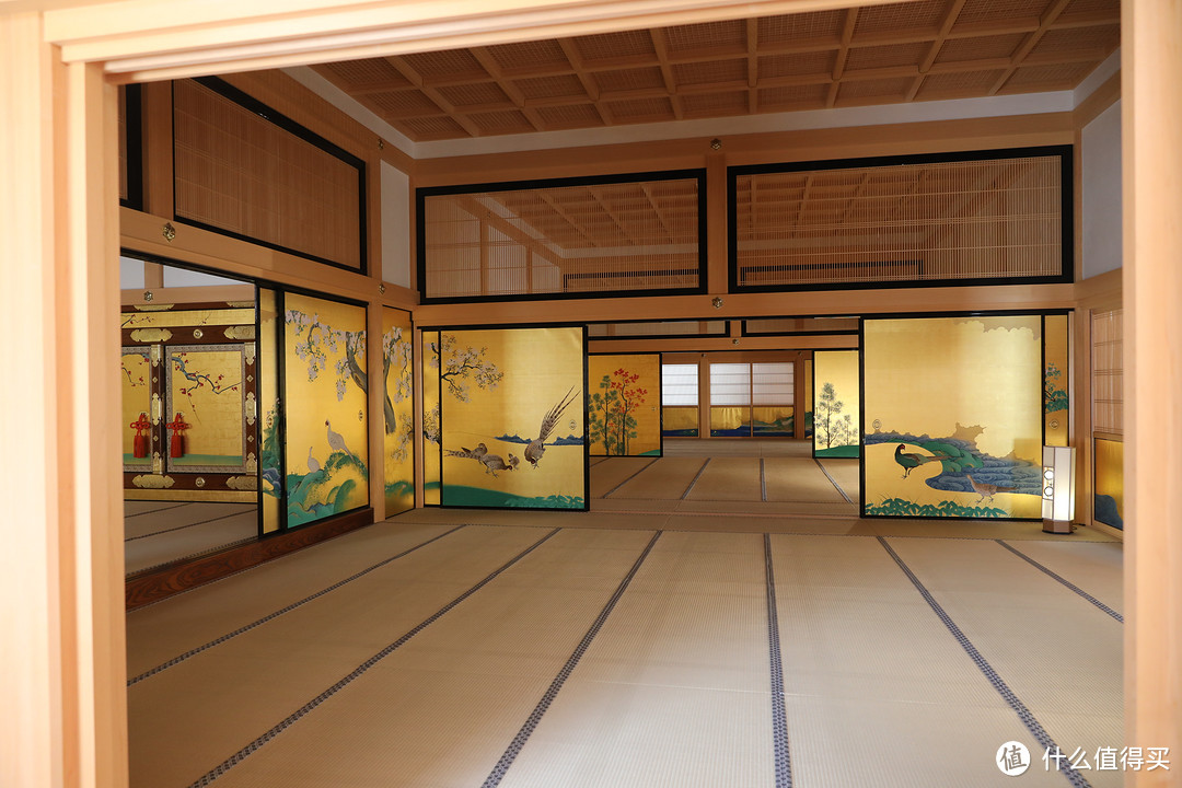 本丸御殿被狩野贞信、狩野探幽等日本画史上最大的画派「狩野派」的绘师们、对每个房间以不同的题材而创作的隔扇画、装饰的绚烂而华丽。