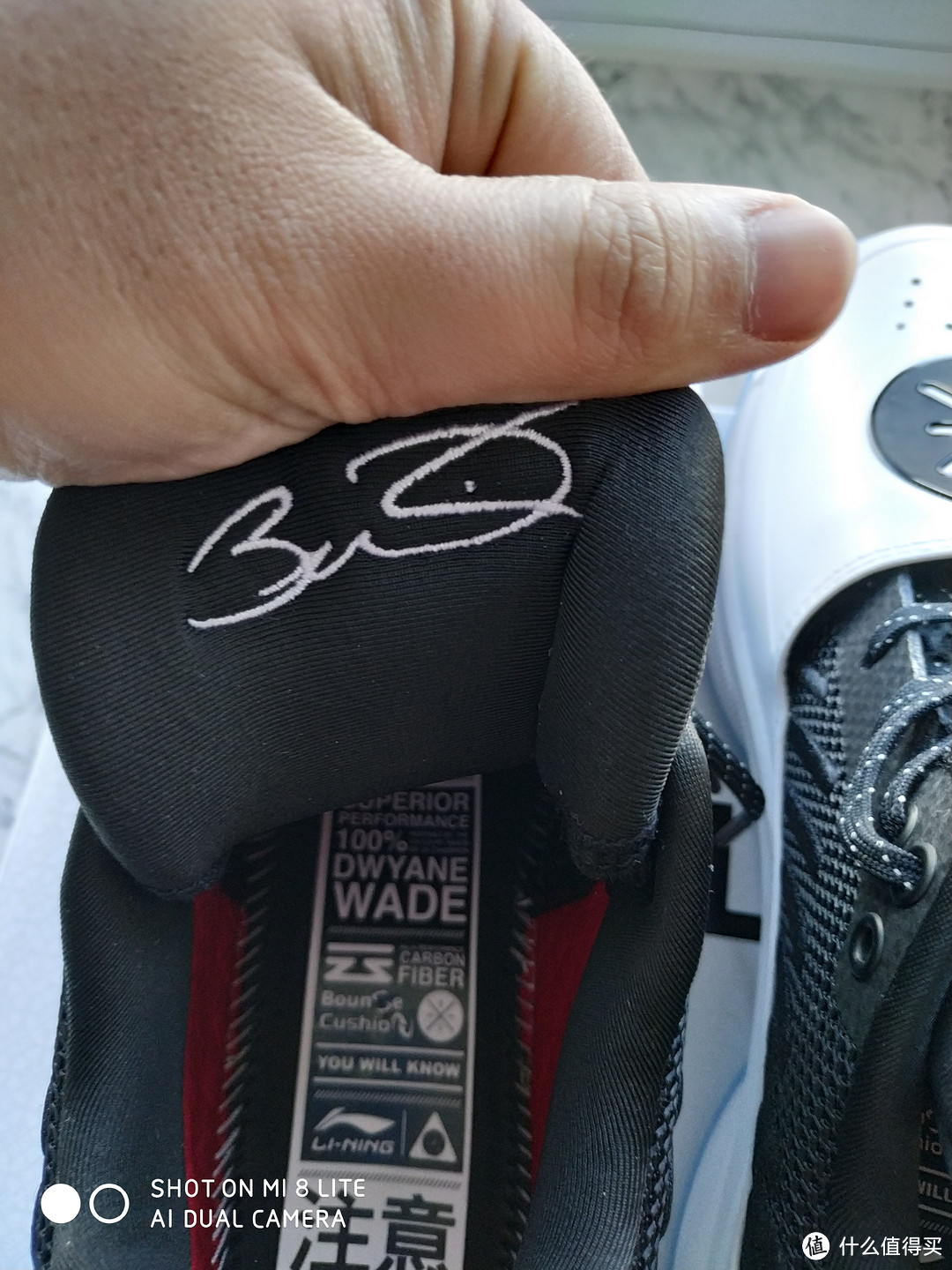鞋舌上韦德的签名，各种韦德的细节（请忽视我那糙老爷们的手，手动微笑）