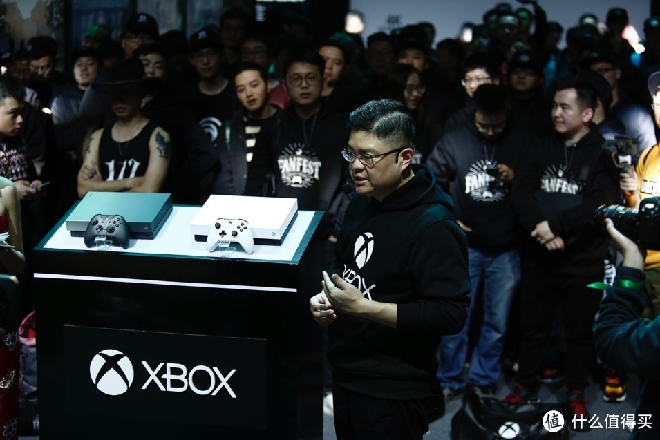 重返游戏:XBOX ONE X启售“冰雪白”、“渐变金”特别版