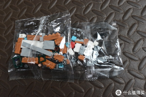 结果发现了这两个没有编号的袋子，根据小编号发现，和12号的前五个袋子是连号。那么这两个小袋子共同组成12号的第六个袋子。