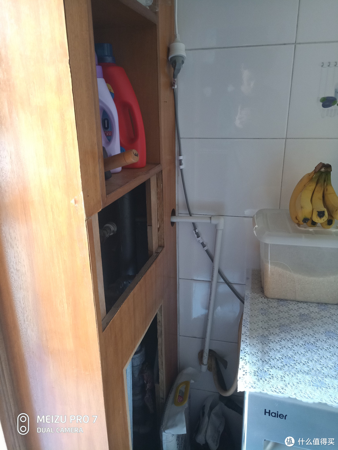 由于这边没有电源插口，所以某宝买了5米的延长线飞线过来给洗衣机供电