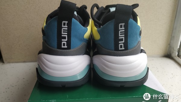 鞋后跟有PUMA反光字母，再看一遍还是觉得跟厚，但是鞋里面没有这么高的