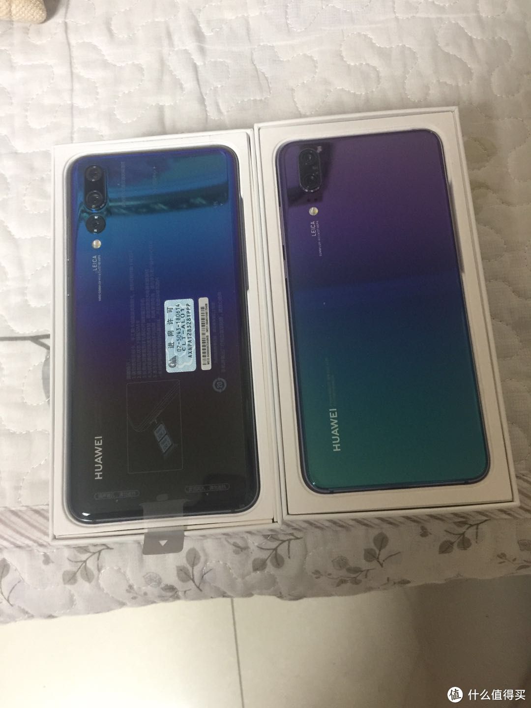 左:P20 Pro极光闪蝶 右:P20极光