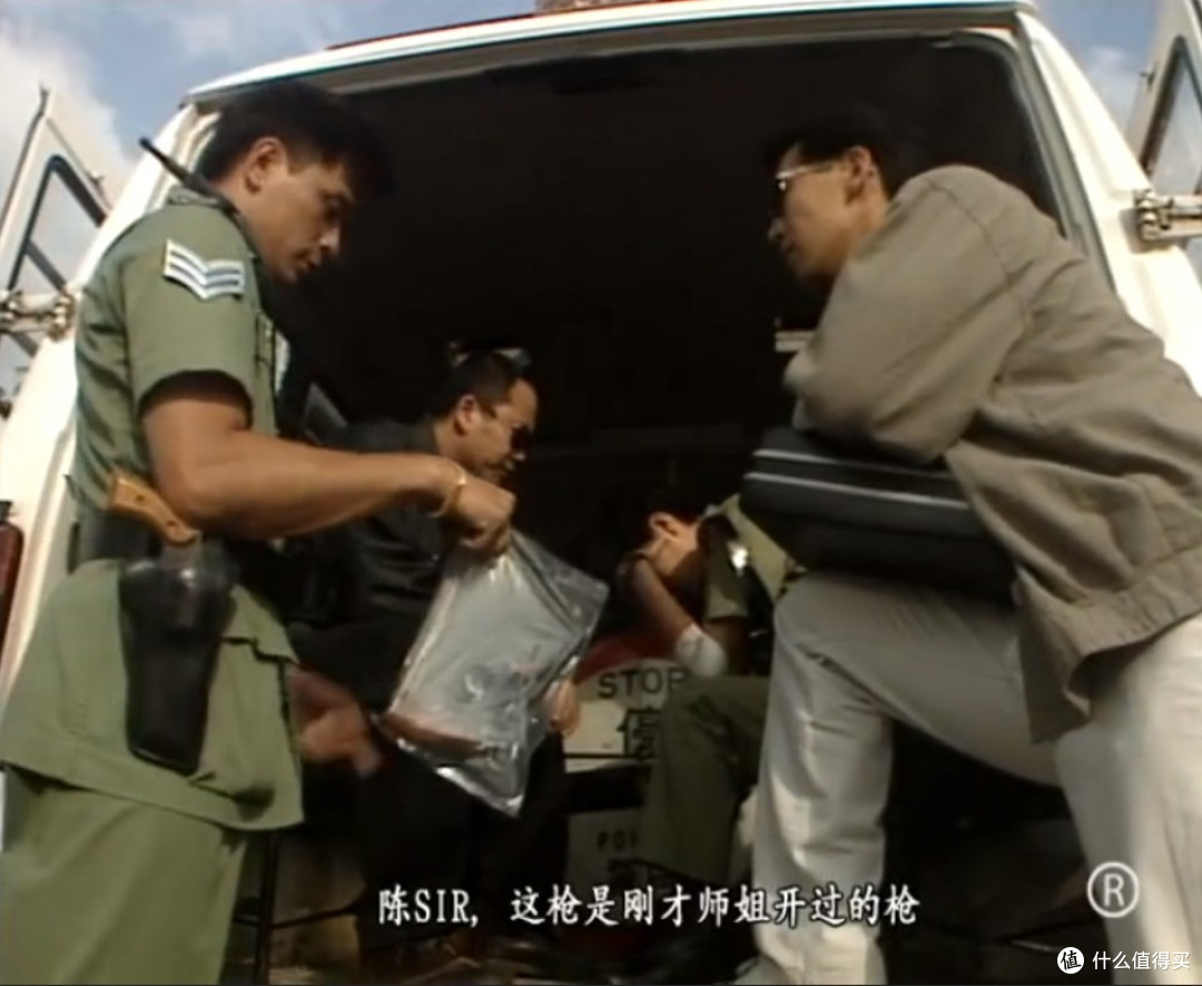 根据香港警队相关条例,警员在开枪后必须上交配枪接受相关调查