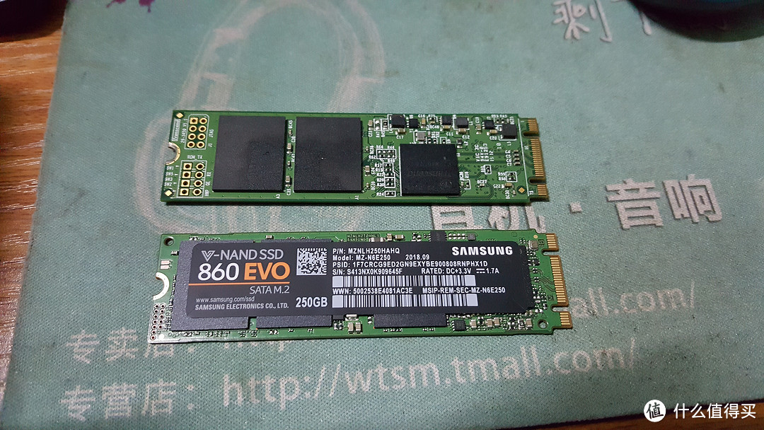 创见TS256GMTS800和三星860 EVO M.2 SATA 250GB正面对比