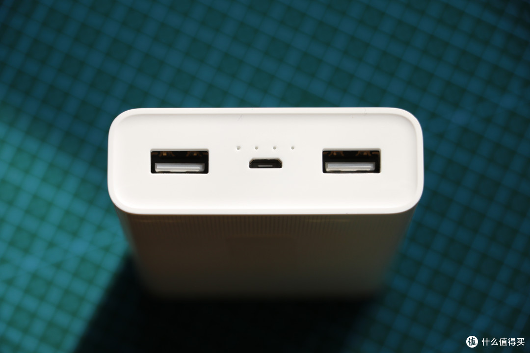 常规接口布局:两个usb输出,micro-usb输入,四个电源指示灯