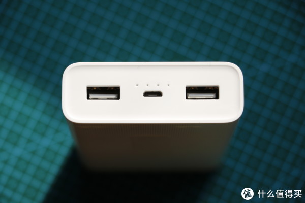 常规接口布局：两个USB输出、Micro-USB输入、四个电源指示灯