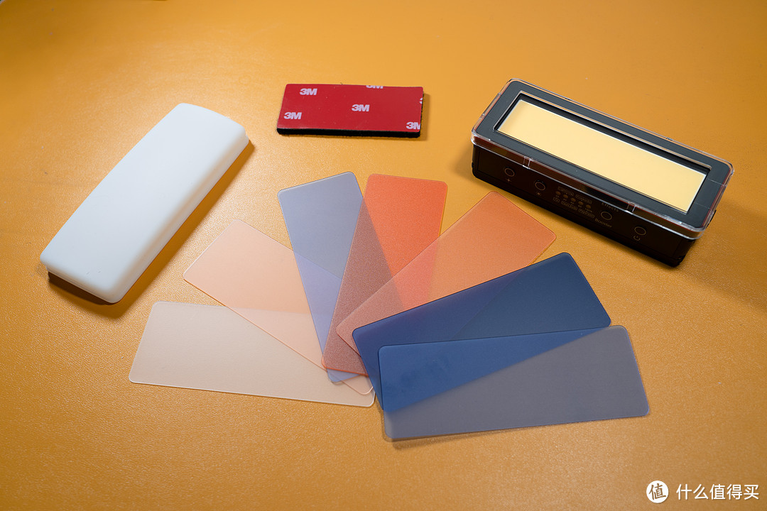 收纳盒中包含一个灯主体，6种色温的色纸（CTO，CTB，1/2CTO，1/2CTB，1/4CTO，1/4CTB）及专用的柔光片，一个3M的魔术贴和一个Type-C的电源线。 
