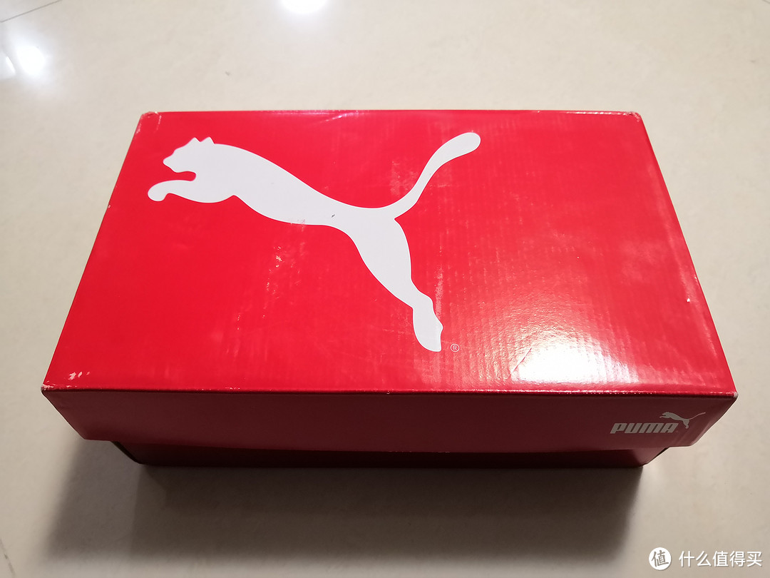 鞋盒非常简洁，红色盒配白色经典的PUMA LOGO