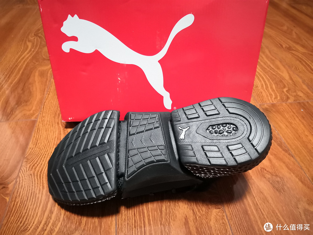 鞋底:鞋底橡胶部分完全分开,中底有凹槽