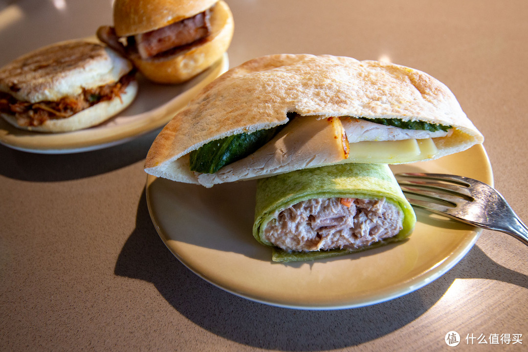 猪肉松饼、牛肉三明治、火鸡胸三明治、金枪鱼卷