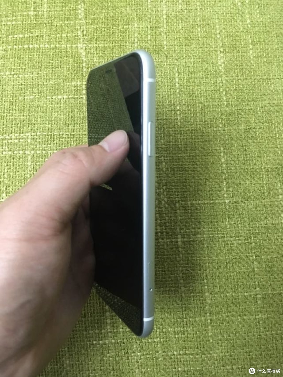 右手边是开机键和卡槽，开关机键比以前的手机做的更长了一点，按起来也更容易一些。卡槽更靠下边的位置。