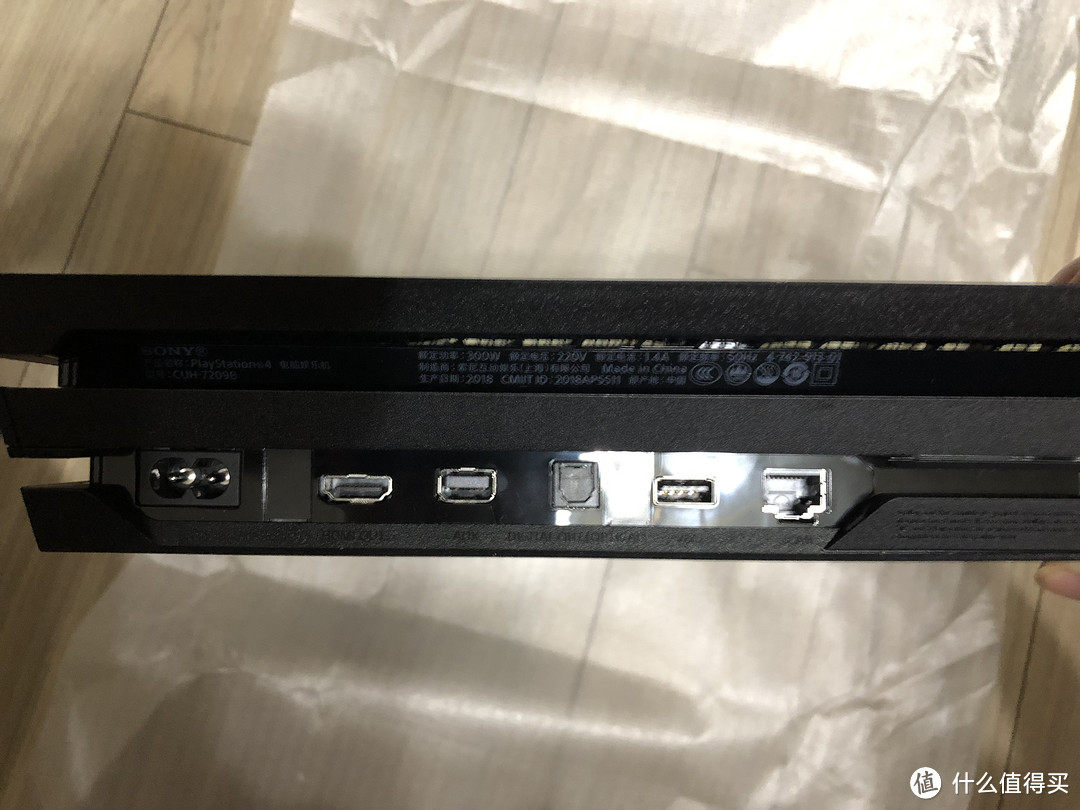 背部接口，从左到右是电源、HDMI、PS专用扩展、光纤、USB和RJ45