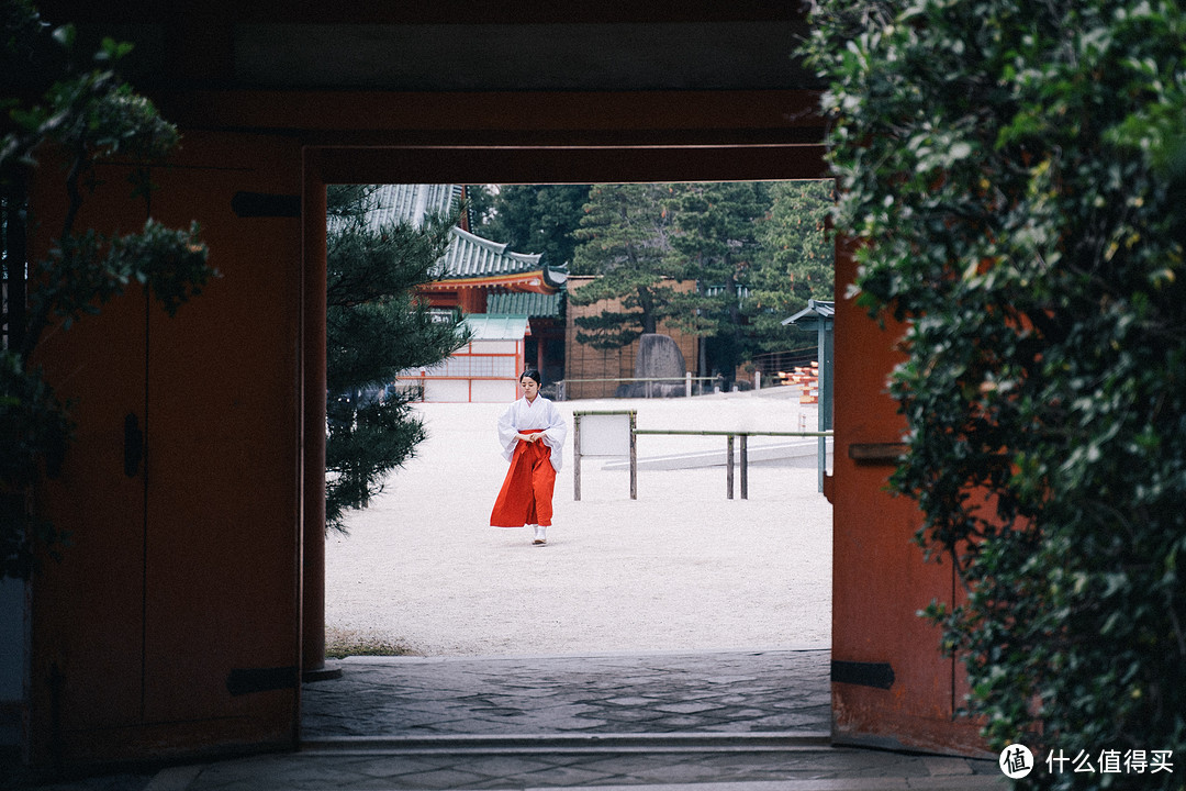 平安神宫，一位巫女走过