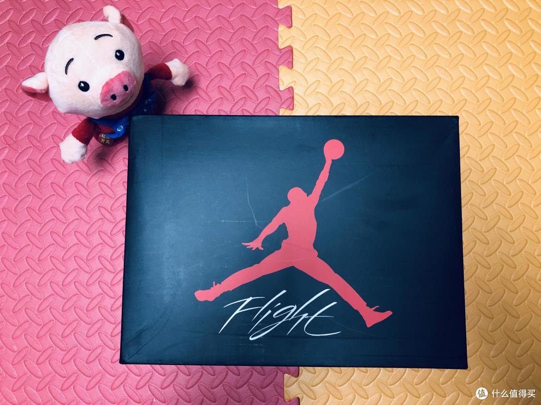 鞋盒是个小飞人,但明显这鞋子不适合用去打球啊,乖乖压马路吧