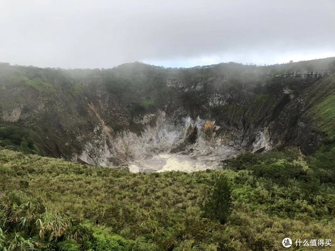 大概走了十来分钟，就到了火山顶