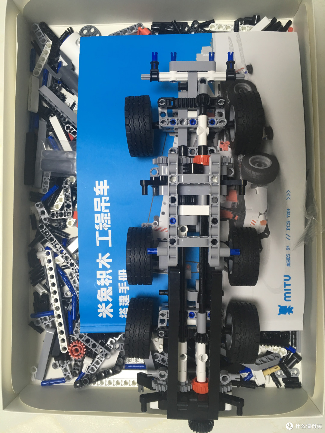 第一晚上的杰作，组了个底盘，轮胎是小家伙为了玩，自己私自装上的
