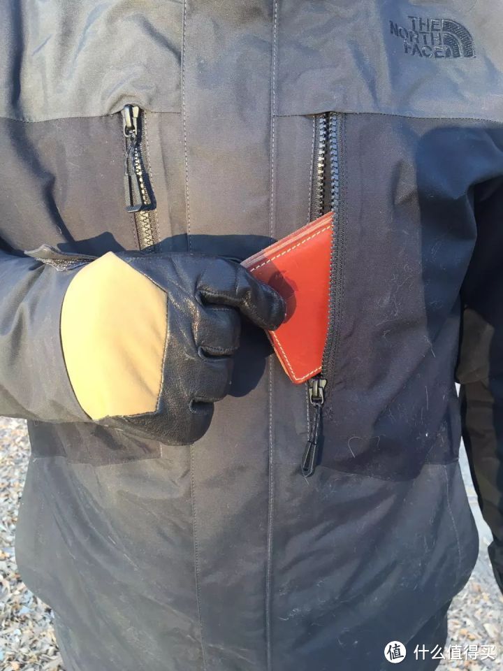 两侧大容量胸袋，放钱包、手机等没问题，值得一提的是，YKK拉链并没有采用防水条，而是考虑到低温有雪环境下拉闭的顺滑性。大拉头即使戴手套也可以很方便操作。