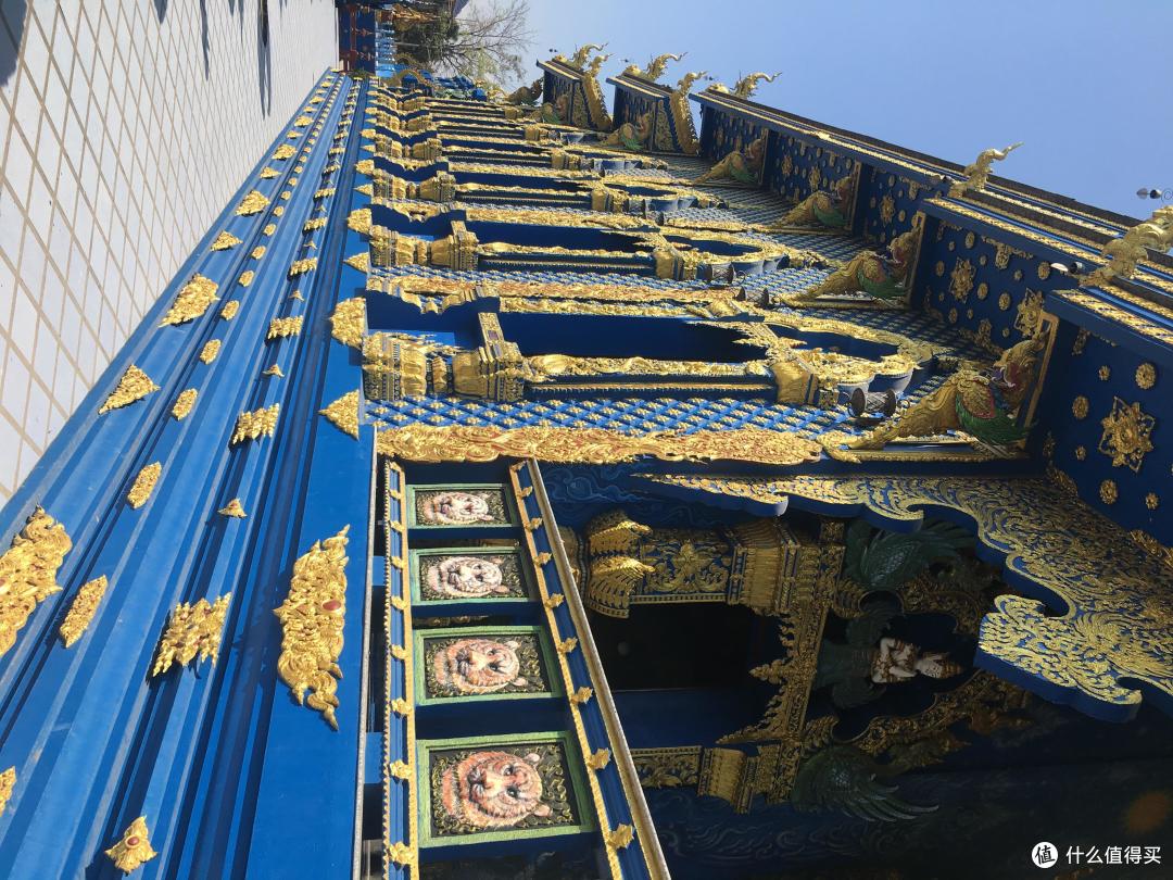 室内有很多动物皮毛,有鳄鱼,牛头,牛角,熊皮,蟒蛇皮,门上,柱子上有很