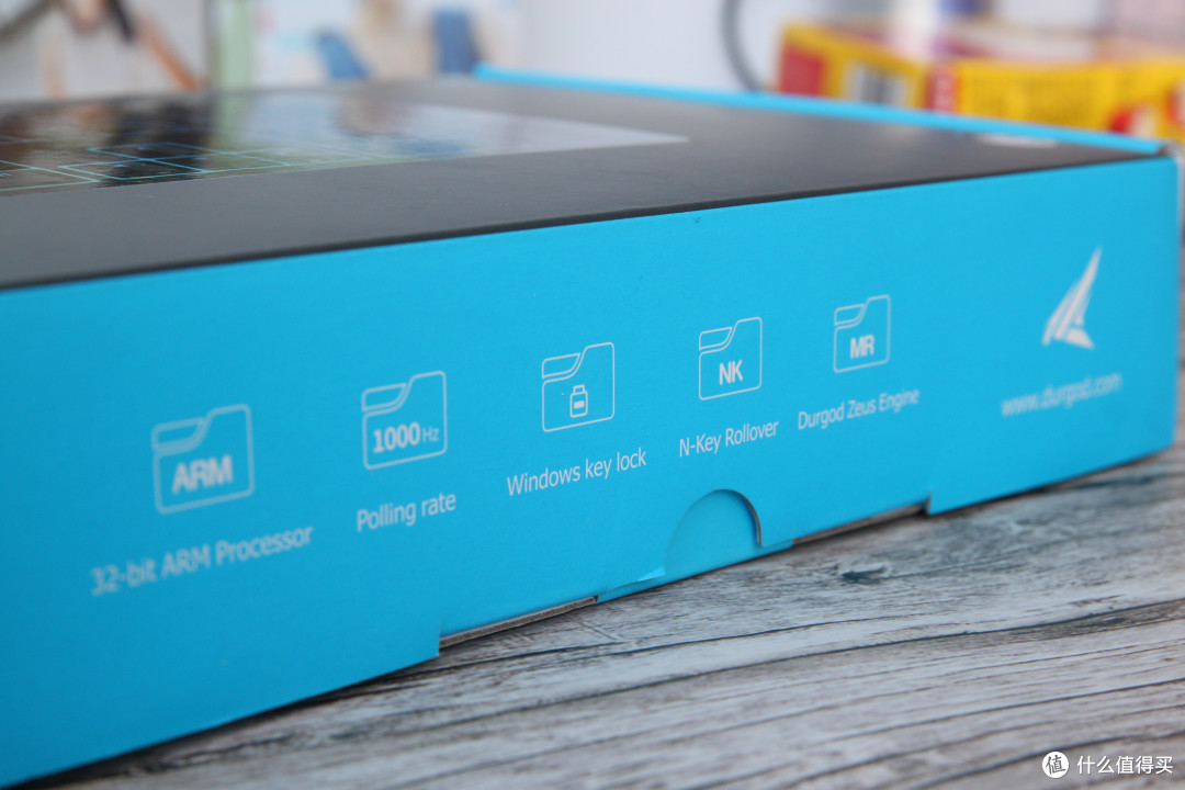 包装还是很结实的,至少没有省去泡沫纸,开始还担心说,会不会导致键盘