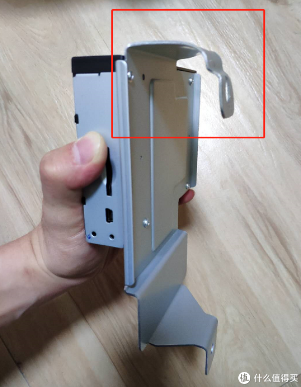 用工具将支架上臂弯折180°，这样正好可以在后备箱完美对孔固定