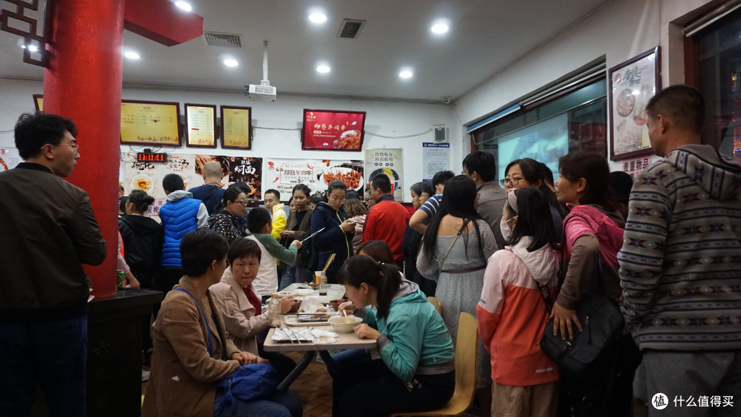 好不容易排队二十多分钟买到肉串了,结果还没有地方坐