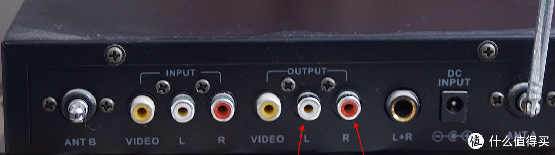 2分2音频线一头插入红色箭头所指音频插孔，注意颜色要对应，红对红，白对白