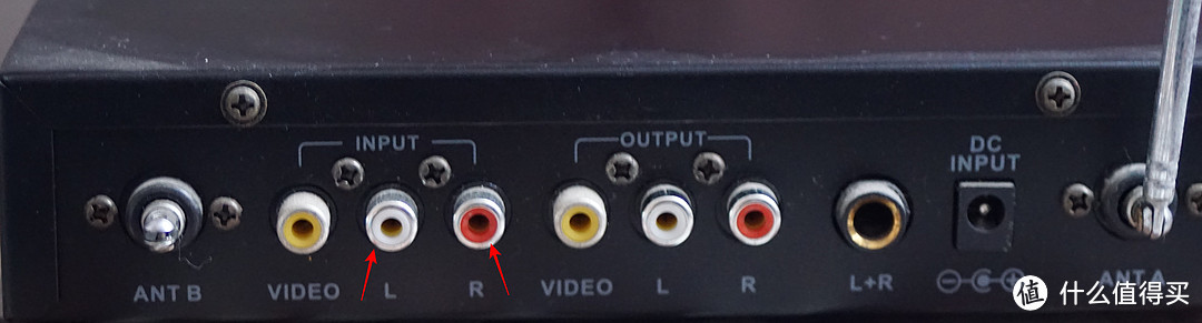 1分2音频线红白两端插入红色箭头指向插孔，注意红对红，白对白。