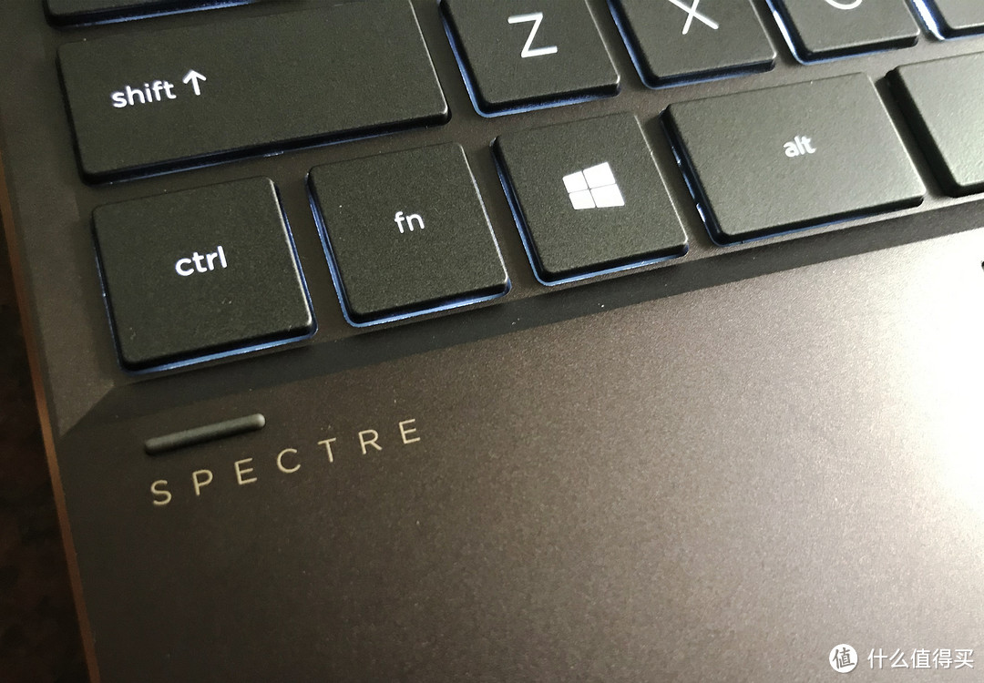 键盘左下角的Spectre标记，以及保证屏幕不会和键盘相触的突起