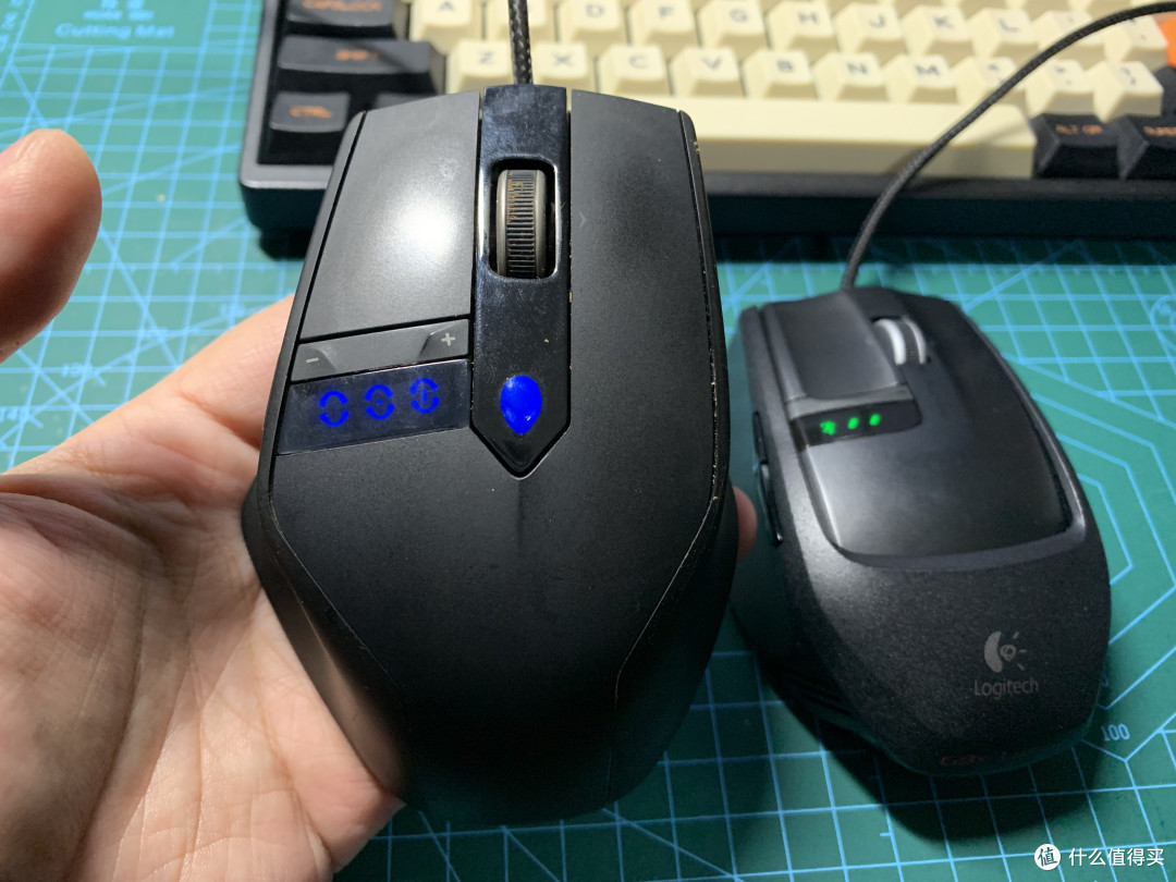 刚拿到手的外星人TactX鼠标..