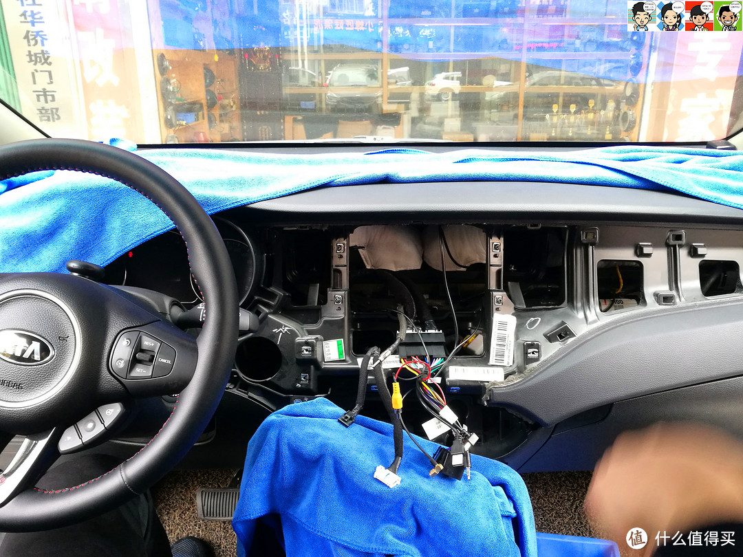 中控面板一体化装车，里面的空间宽敞了不少，相信不用担心车机散热的问题了。
