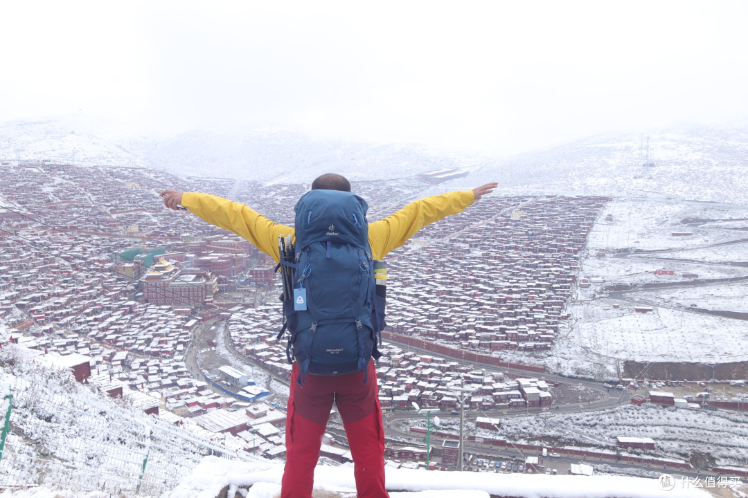 雪中的色达五明佛学院