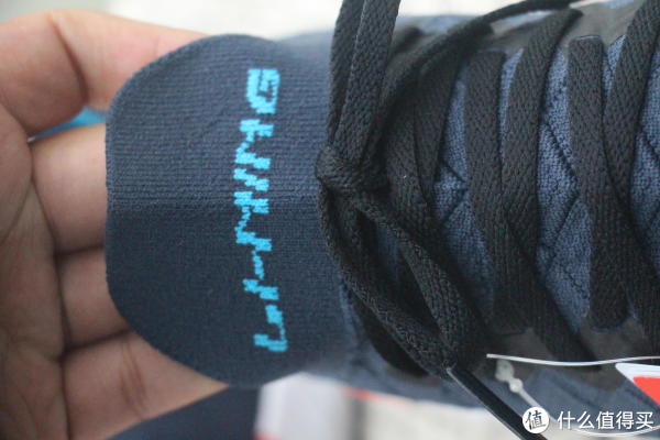 鞋舌位置上的“LINING”LOGO刺绣，增加跑鞋的活力