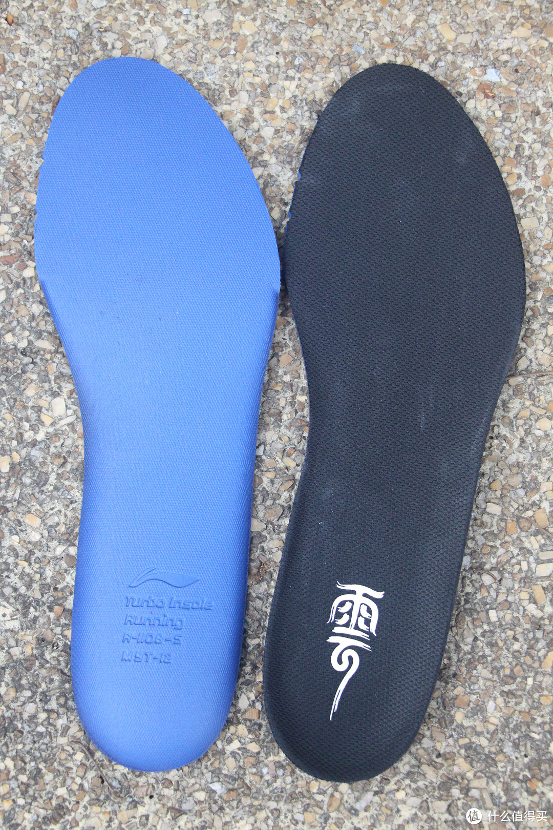 鞋底依旧是经典的双层设计，上层布面防滑，下层“Turbo insole”鞋垫缓震。值得一提的是这个“雲”字潇洒飘逸，极具中国风，充满活力