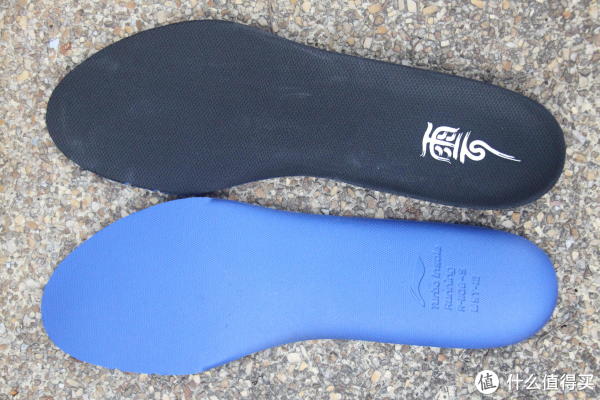 鞋底依旧是经典的双层设计，上层布面防滑，下层“Turbo insole”鞋垫缓震。值得一提的是这个“雲”字潇洒飘逸，极具中国风，充满活力