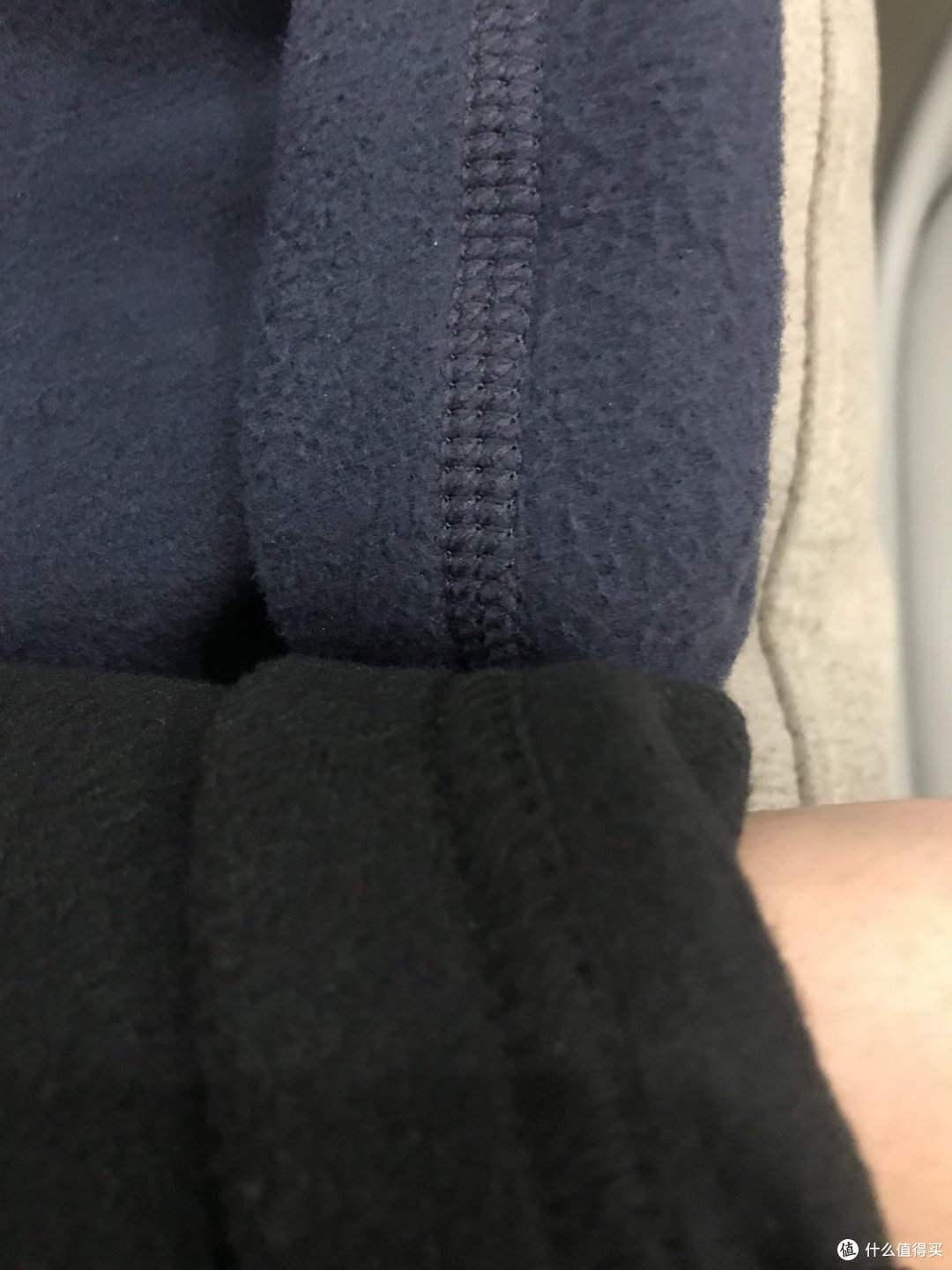 肉眼上看，迪卡侬家的料子确实粗糙一些，起球有不少，凯乐石的polartec料子更加紧实，几乎没有起球的现象